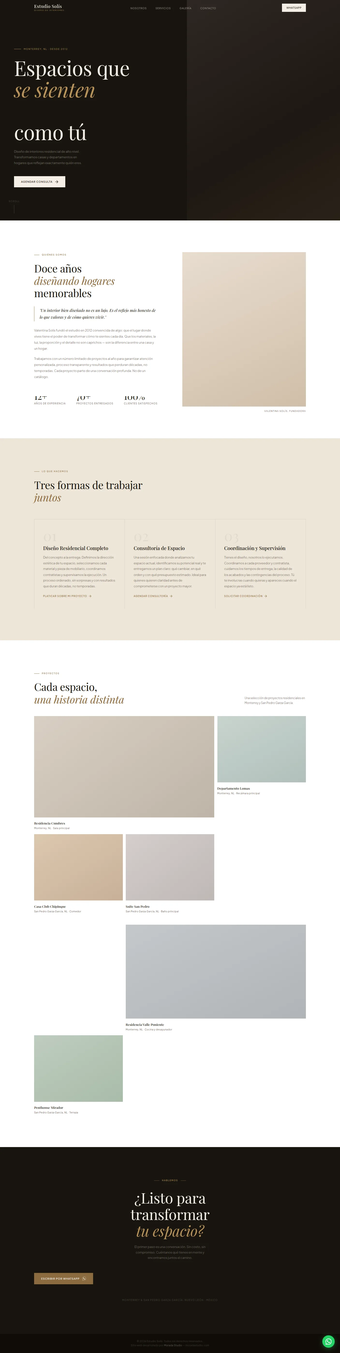 Captura de pantalla completa del demo Vitrina: landing page de una sola página para diseñador de interiores, con fondo crema, tipografía serif elegante y sección hero a pantalla completa